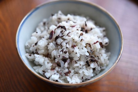 梅干しの赤しそ漬けを使った混ぜご飯の作り方：白ごはん.com